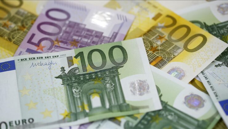 Haftanın son gününde euro 18,28 liradan, sterlin 20,85 liradan işlem görüyor