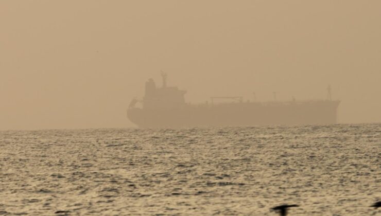 İran, Basra Körfezi’nde 250 bin litre kaçak akaryakıt taşıyan bir gemiye el koydu