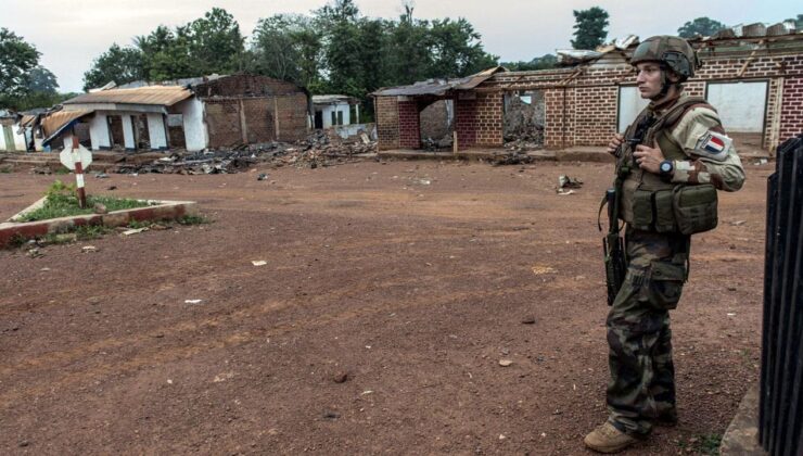 Fransa, Orta Afrika Cumhuriyeti’ndeki askerini çekiyor