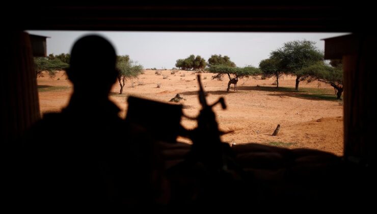 Le Monde: Fransa, güç kaybettiği Afrika’da askeri emellerini yeniden konumlandırıyor