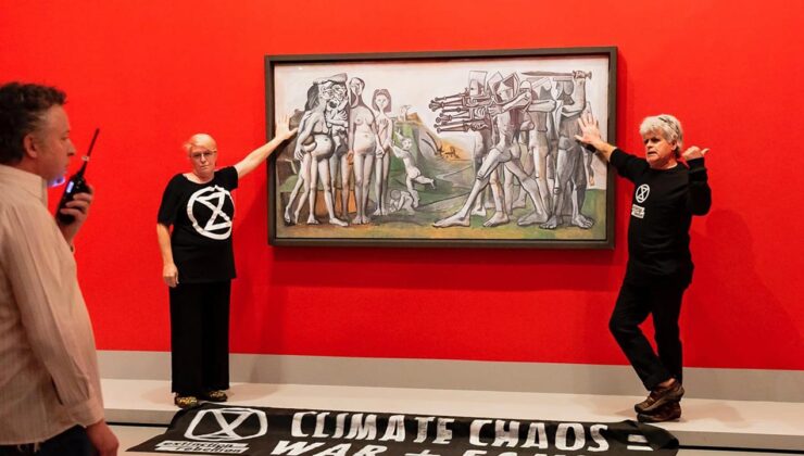 İki iklim aktivisti ellerini Picasso tablosuna yapıştırdı
