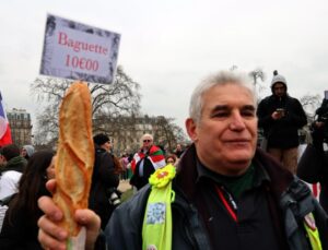 Fransa’da yeni sektörlerle grev dalgası yayılıyor