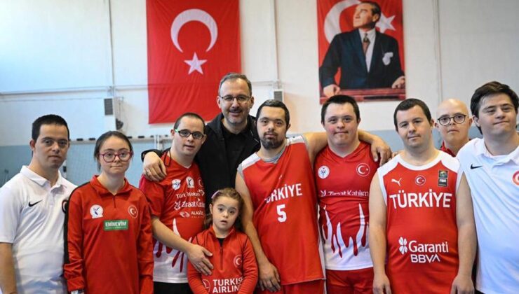 Bakan Kasapoğlu down sendromlu milli sporcularla basketbol oynadı