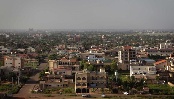 Burkina Faso yönetimi, 2 Fransız gazeteciyi sınır dışı etti