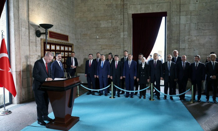 Erdoğan, yeni Cumhurbaşkanlığı Kabinesi üyeleriyle Anıtkabir’i ziyaret etti – BRTK
