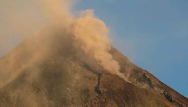 Patlaması ihtimaline karşı Mayon Yanardağı çevresinde tahliyeler başladı
