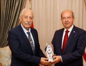 Cumhurbaşkanı Tatar, Türk Dünyası şiir ödülünü kazanan Öksüzoğlu’nu kabul etti