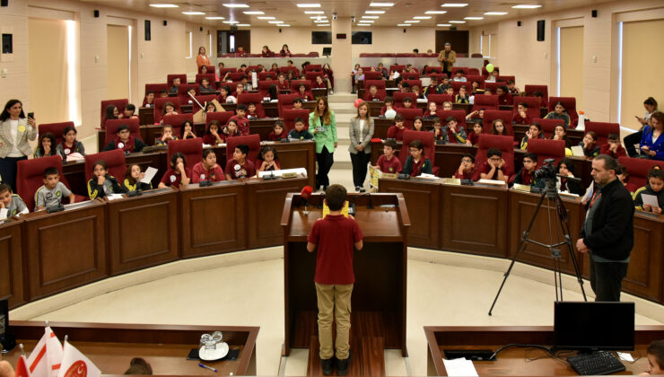 20 Kasım Dünya Çocuk Hakları Günü nedeniyle Şehit Ertuğrul İlkokulu öğrencilerinin katılımıyla Meclis Genel Kurulu’nda özel oturum yapıldı – BRTK